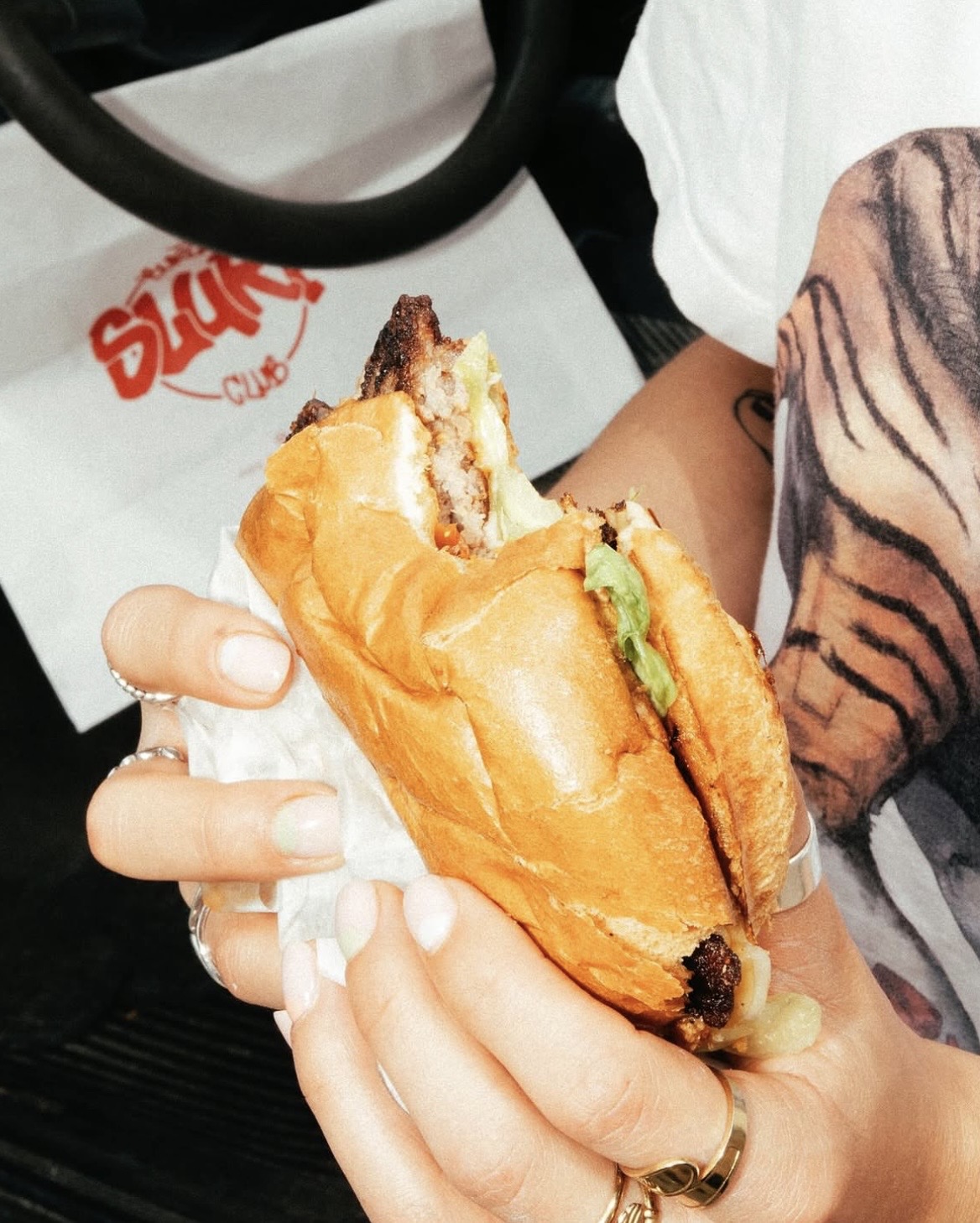 Burger SLURP tenuto in mano