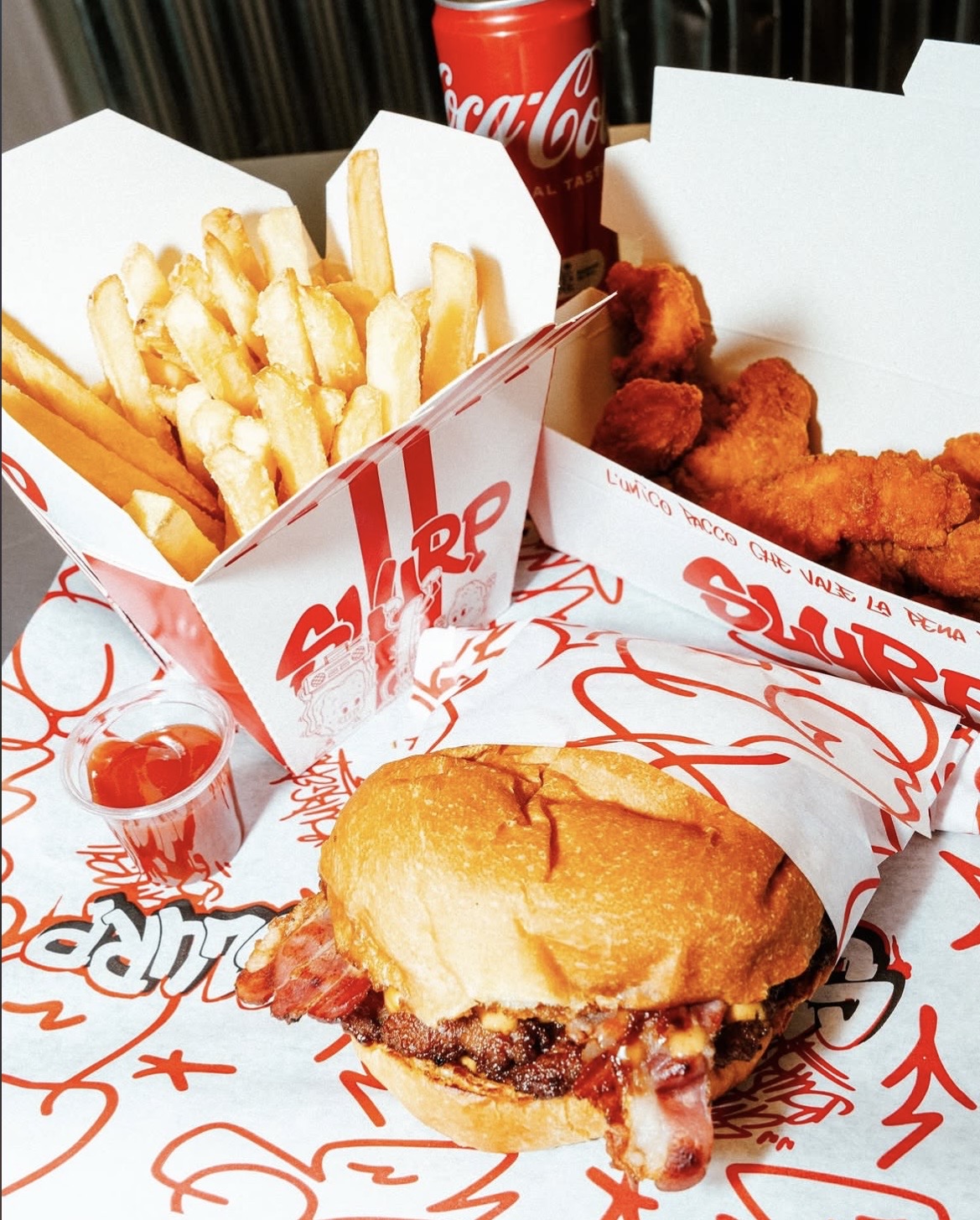 Packaging SLURP con patatine, alette e burger